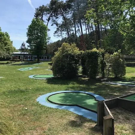 Village Aux Villages Sous Les Pins ホリデーパーク Léon