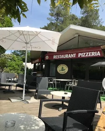 Village Aux Villages Sous Les Pins ホリデーパーク *